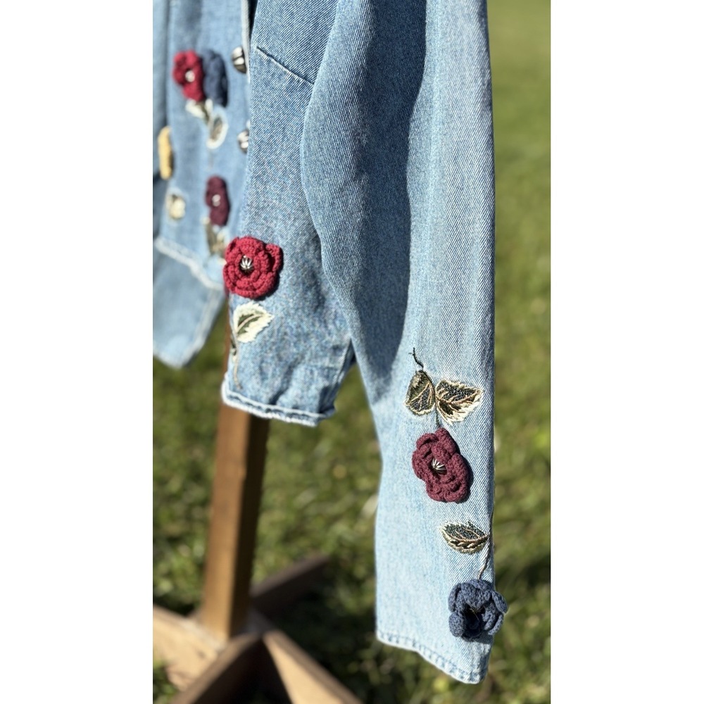 Vtg Blue Jean Denim Jacket with Floral Embroidery Size M Boho Hippie Buttons - Picture 4 of 14